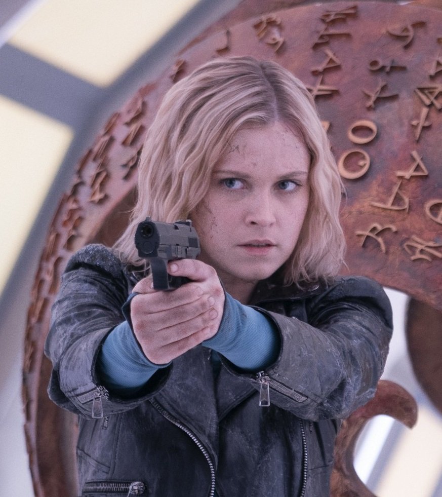 marsddleon's tweet photo. #ClarkeGriffin Aka the girl with the gun (not give a girl a gun if you don't want troubles,#bellamyblake is the living ehm... couff couff proof😅) reminds me of an italian movie #laragazzaconlapistola #The100 #RIPBellamyBlake https://t.co/AuXLb18p4x