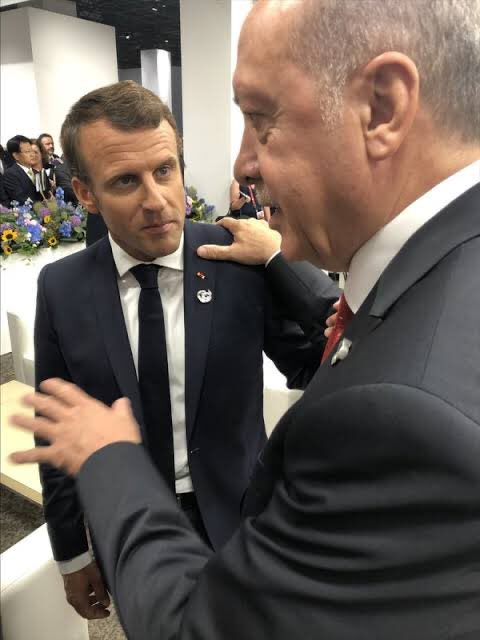 Zamanında Abdülhamid Han hakkında öyle söylemiştiniz ama devletimizi, vatanımızı yok etmeye çalışmıştınız ama yanıldığınız bir nokta var mikroncuklar biz hedef gösterdiğiniz cumhurbaşkanımızı size yedirmeyiz! #ErdoğanınYanındayız
#JamaisSansLaTurquie