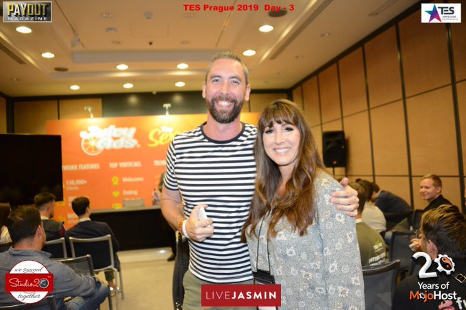 Remember #Prague? sigh... we miss those times in which we could hug our friends 🧡  @ALX_online and Julie<a href="/tag/prague"class="tags">#Prague</a><a href="/tag/tbt"class="tags"><span>#tbt</span></a><a href="/tag/keepitjuicy"class="tags"><span>#keepitjuicy</span></a><a href="/tag/tes2019"class="tags"><span>#tes2019</span></a><a href="/tag/juicyadslifestyle"class="tags"><span>#juicyadslifestyle</span></a>