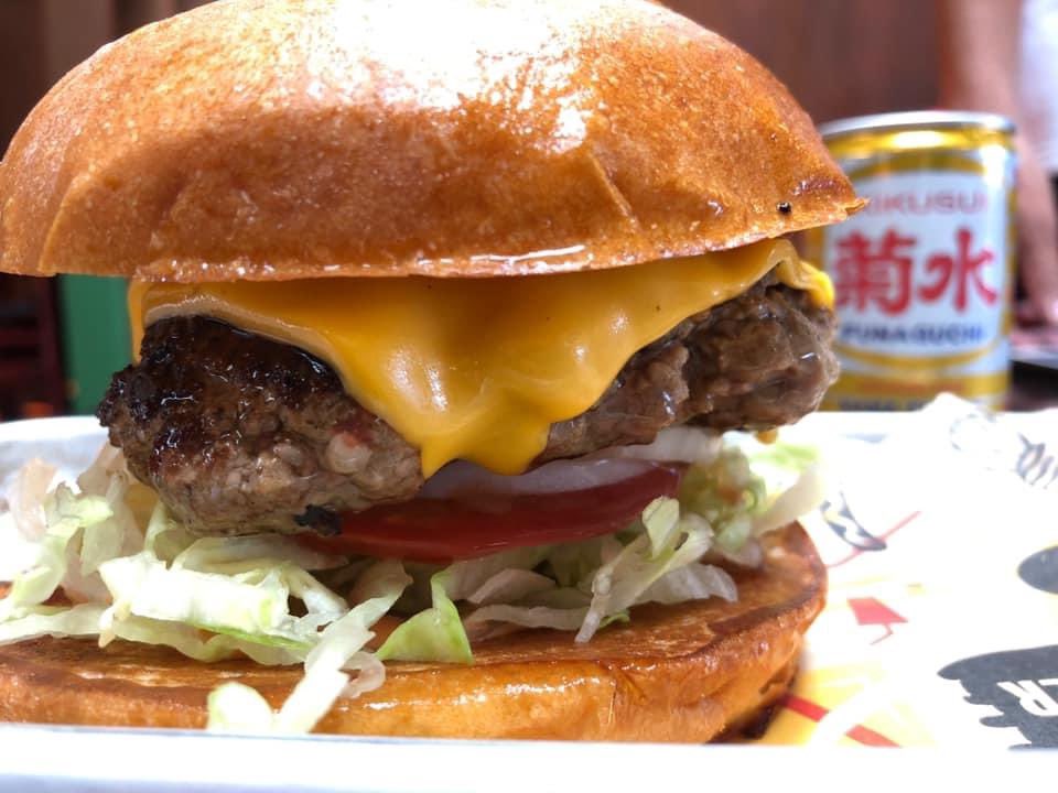 ToshioUeno's tweet photo. When you are hungry for a cheeseburger, don’t forget to pick up Funaguchi Nama Genshu!
#kikusui #funaguchi #funaguchisake
#cheeseburger #humburger #foodies #yummy
#mtcsake #mastersakesommelier #masterofsake #sakesamurai #酒匠 #日本酒学講師 #酒サムライ #酒侍 #清酒 #日本酒 #酒 https://t.co/DwT49EMHBk