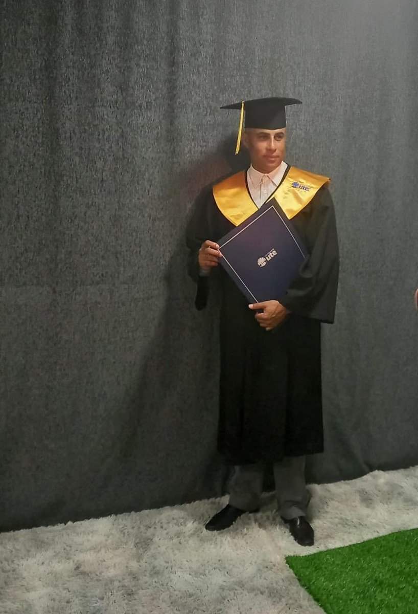 El nuevo licenciado en derecho, Miguel Batista, ex lanzador de 21 años en @LasMayores