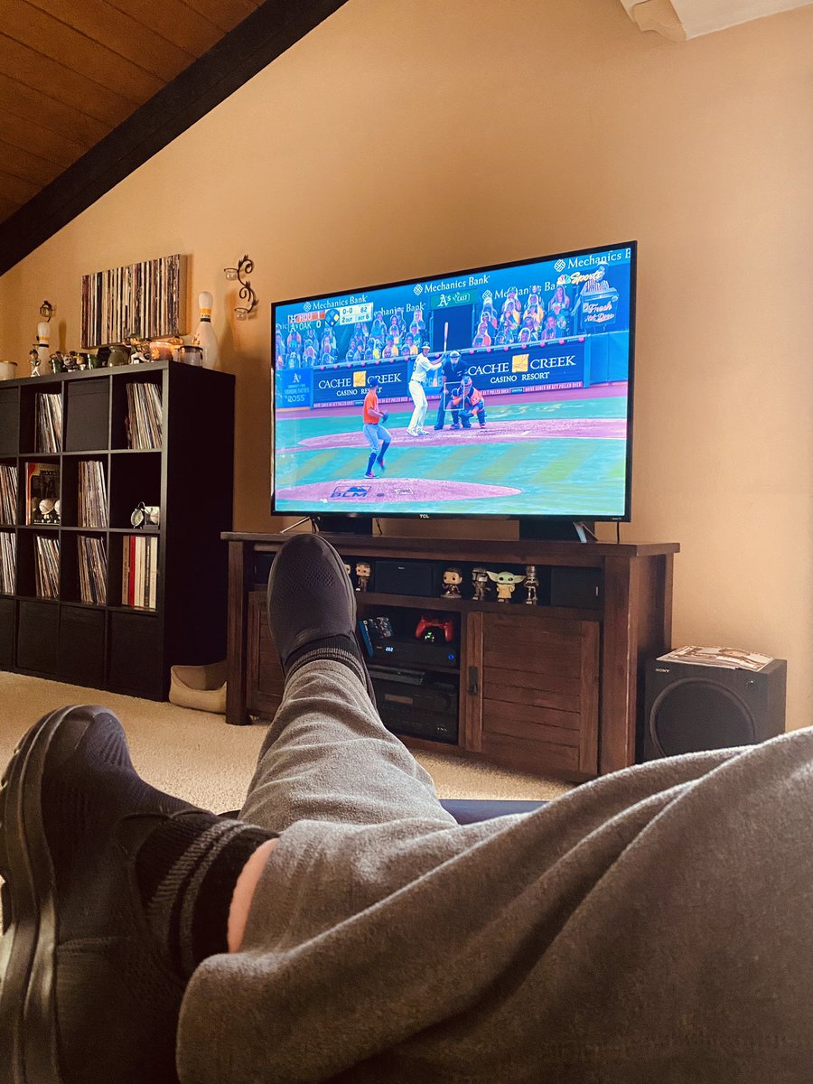 Speakerman72's tweet image. Yo fAnily I ain’t gonna lie I’m being spoiled to a viewing of the @Athletics game today! I’m sitting in #stayathome  #diamondlevel complete with the cutest popcorn vendor who happens to be an authentic fan herself! All I need now is a visit from @Stomper00 💯🌳🐘⚾️