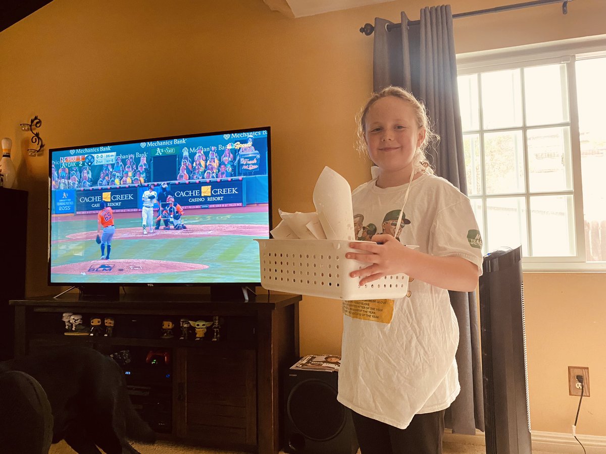 Speakerman72's tweet image. Yo fAnily I ain’t gonna lie I’m being spoiled to a viewing of the @Athletics game today! I’m sitting in #stayathome  #diamondlevel complete with the cutest popcorn vendor who happens to be an authentic fan herself! All I need now is a visit from @Stomper00 💯🌳🐘⚾️