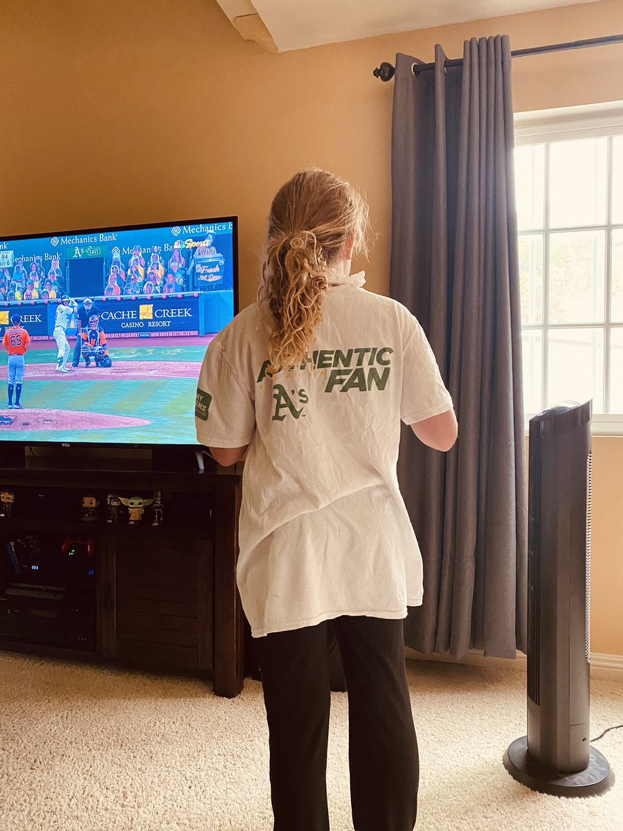 Speakerman72's tweet image. Yo fAnily I ain’t gonna lie I’m being spoiled to a viewing of the @Athletics game today! I’m sitting in #stayathome  #diamondlevel complete with the cutest popcorn vendor who happens to be an authentic fan herself! All I need now is a visit from @Stomper00 💯🌳🐘⚾️