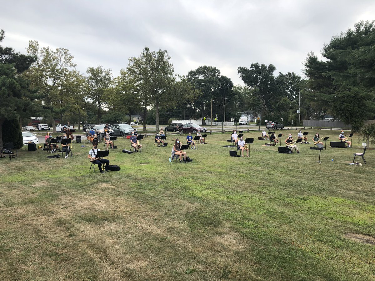 HFJazz's tweet photo. What do you do when your band room doesn’t have the necessary space for distancing for a jazz band rehearsal after school?  Go out on the front lawn at @HarborfieldsHS!  @SCMEA_NYS @OfficialNYSSMA @HarborfieldsCSD 
#ThereIsAlwaysAWay https://t.co/bGtj4odCDf