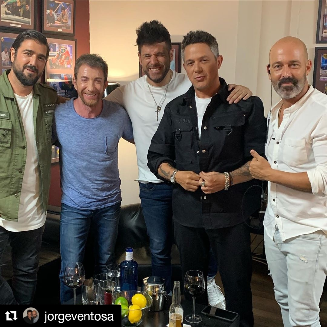 fcorozcouruguay's tweet photo. #Repost @jorgeventosa (@get_repost)
・・・
Con tanto talento no quepo !! Con los amigos y maestros @alejandrosanz @pablolopezmusic @antoniorozco10 @pablomotos  y desee italia @laurapausini ♥️♥️y además contamos con #ybin #openbank @cienciahormi con @jorgemarronmartin pedazo de https://t.co/wX9qclKkRi