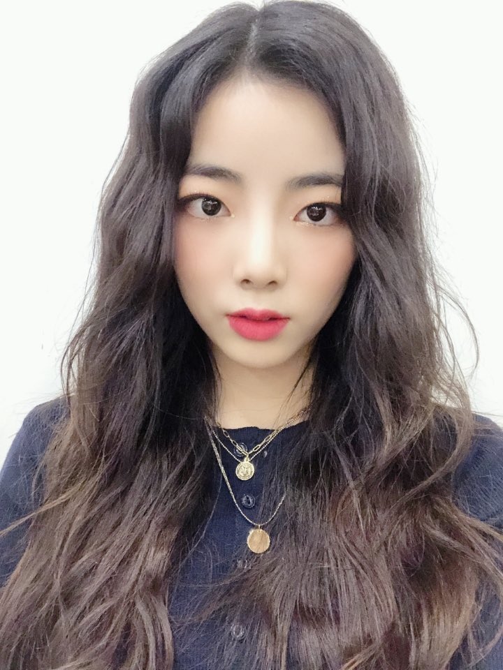 gooeuna's tweet photo. #⃟고뚜니

Today curly-haired Goeun came to find you guys! The weekdays added so fast that it's already the weekends. I'm going to watch the drama I've been enjoying these days after practice. What are you doing today? 💓 https://t.co/7tCAPjFq02