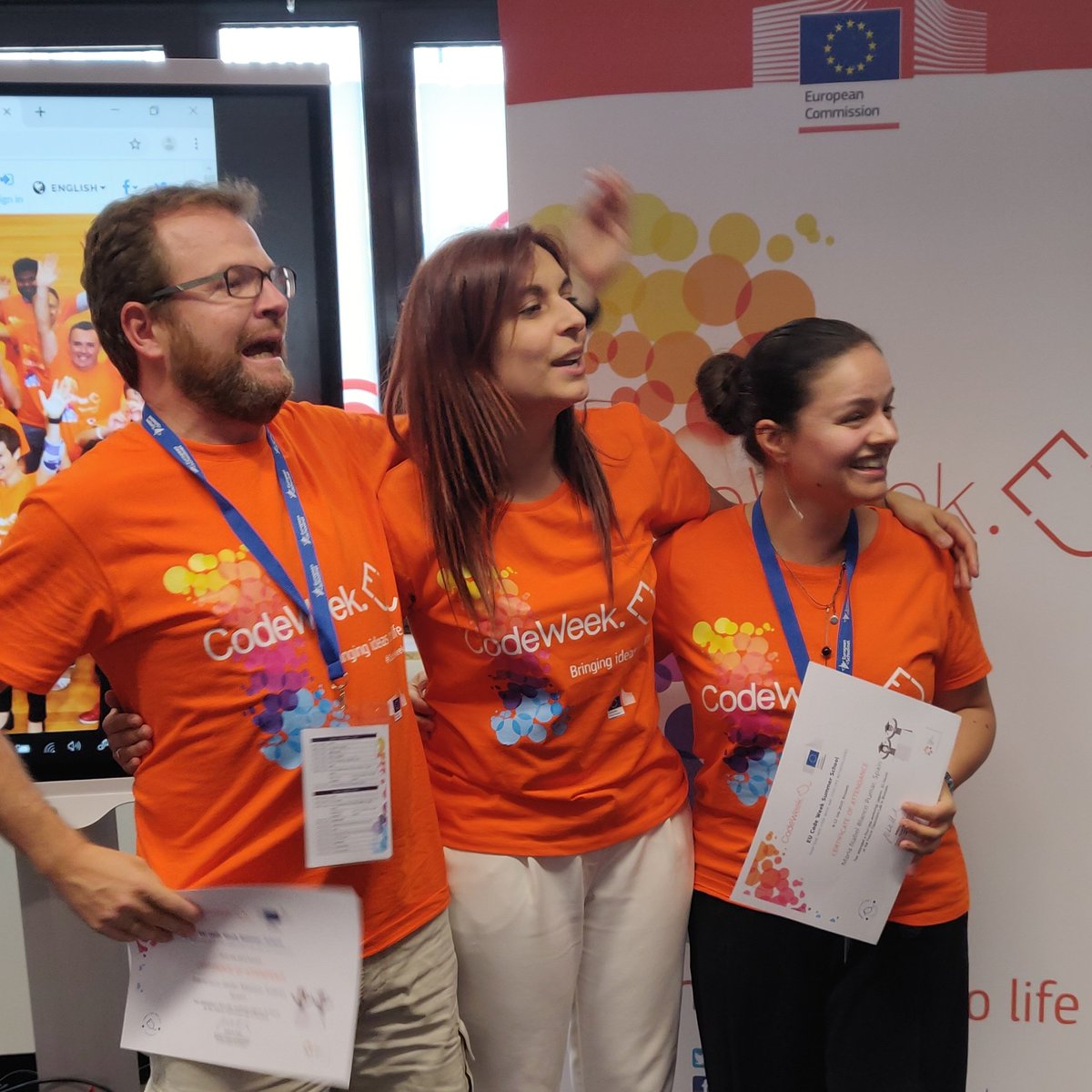 isabelbp's tweet image. Challenged accepted: Spanish teachers also support @CodeWeekEU wearing our T-shirts #happycodeweek2020
Coding is like a brainteaser: fun, entertaining, engaging and enigmatic. Once you start, you can’t stop.
Share a picture with a goodie or visual and tell us why you like #coding