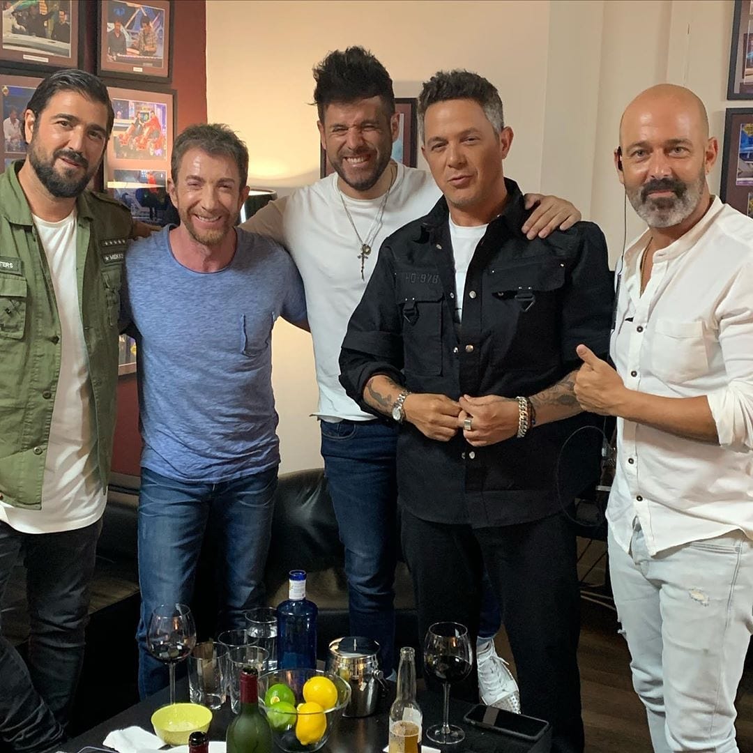 AQueNoMeSuenAS's tweet photo. Reposted from @jorgeventosa
Con tanto talento no quepo !! Con los amigos y maestros @AlejandroSanz @PabloLopezMusi @antoniorozco pablomotos y desee italia @LauraPausini ♥️♥️y además contamos con #ybin #openbank @CienciaHormi con @jorgemarronmartin pedazo de jueves !! ♥️😘 https://t.co/P5HrAYSJaU