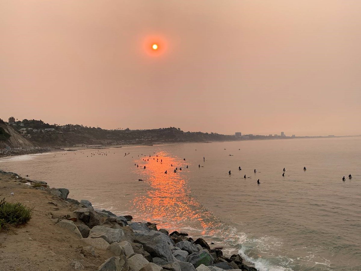 CountyofLA's tweet photo. The sky is orange and air quality unhealthy in many parts of LA County today. If your neighborhood is impacted, avoid going outdoors, keep windows and doors shut, and the run the AC to circulate/filter the air.

📸David Arai 
📍Sunset Beach https://t.co/NpQcBUlJeB