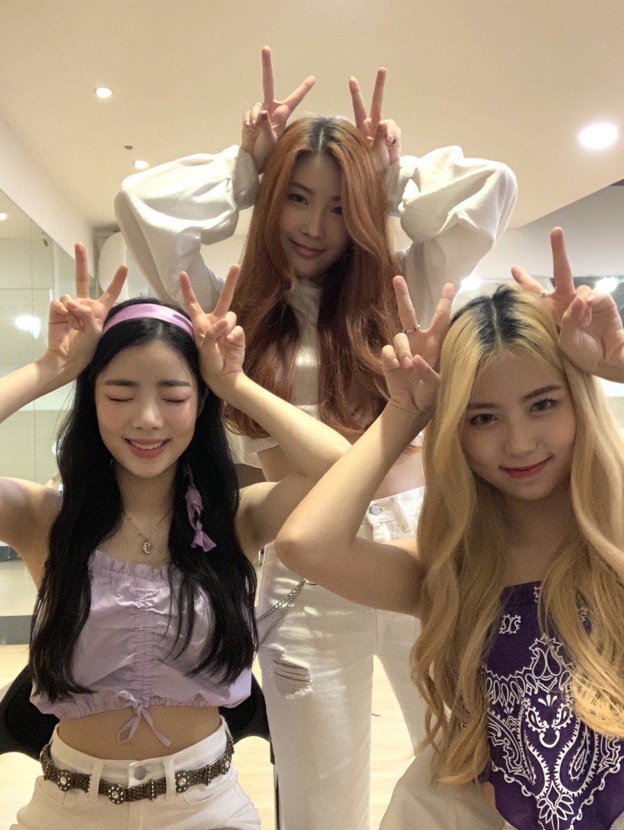 gooeuna's tweet photo. #⃟고뚜니

Ice cream and hot dog game! 🍦🌭 https://t.co/RF8IzRjbNF