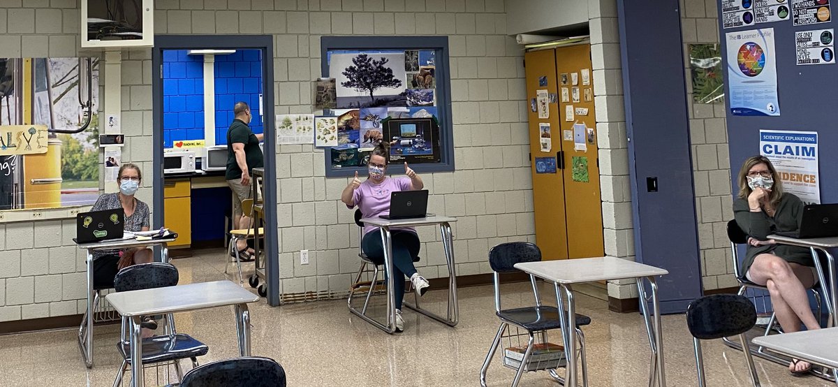 Afternoon PD at BHS! Collaboration all around...#BPatriotProud <a href="/susan_mayer1/">Susan M Mayer</a> @GaelBobby