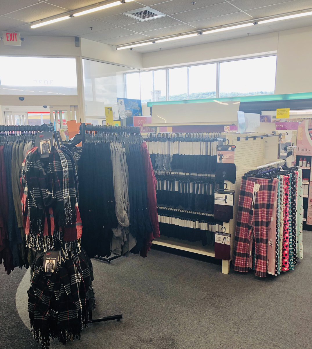 cindymarieS1's tweet photo. Fall is in the air at store 1685! 🎃🍂 @brandicampanell https://t.co/Fpzfe14VIU