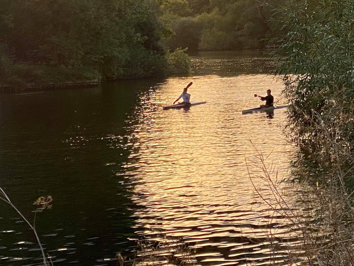 Impetus_Coach's tweet photo. Fantastic Sunset training. At this time of year it is stunning on the #Thames ... but there’s no denying there was a touch of Autumn temperatures in the air once we stopped. #kayaking #marlow https://t.co/cWrGwSqQp3