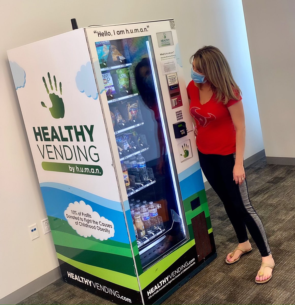 MelissaFox26's tweet photo. This is my kind of vending machine! 😆🥰 #healthreporter https://t.co/tAxI0yj5jU