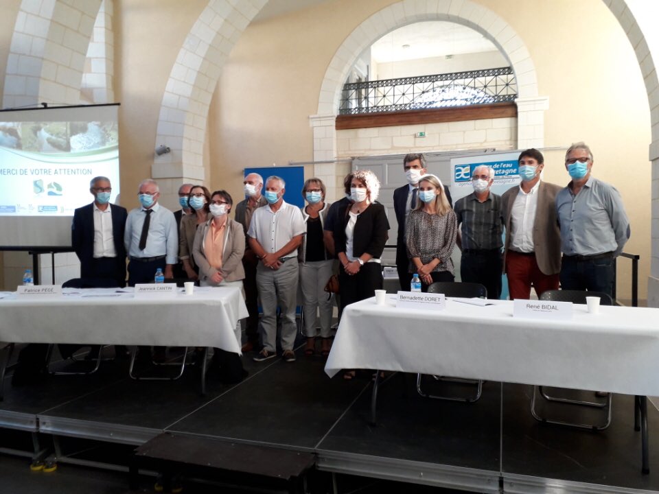 laurentgerault's tweet photo. Signature cet AM du #CTEau #Authion avec l’E des acteurs Territoriaux  
#SMB2A #CLE   @Maine_et_Loire @LoireBretagne @paysdelaloire 
Au cœur du pôle Mondial du végétal , l’Eau est enjeu majeur du dévpt économique et territorial! 
✅ 8,6M€ d’investissements 
pour 168 Projets 👍 https://t.co/5IFqh5EHKd