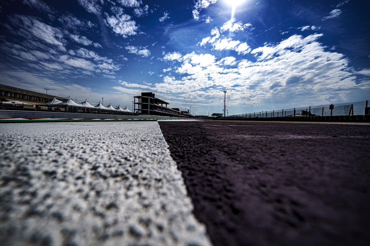 Sarà strano vedere la curva della Quercia vuota, Sarà strano vedere il muro giallo della Brutapela vuoto,
Sarà strano il paddock vuoto!
Per questo chiedo ai fortunati che potranno godersi questo spettacolo di far sentire il tifo e il calore anche per chi non potrà esserci!
•