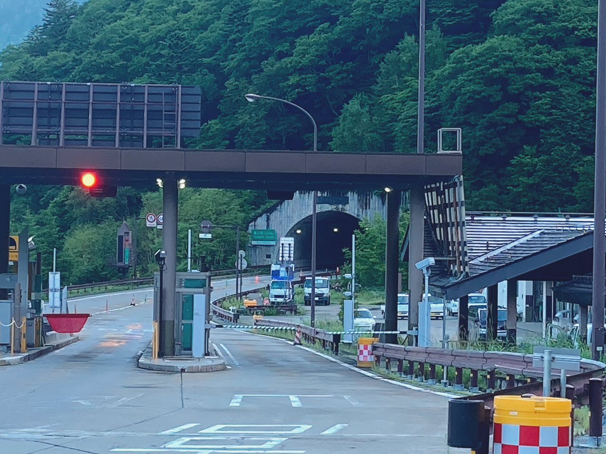 キキめざ 中部縦貫自動車道 安房峠道路 平湯料金所なーです ポスターや自販機を見ると Nexco中日本が管理していることを実感させてくれます 笑 なお 料金所の奥にあるトンネルは安房トンネルではなく 湯ノ平トンネルというトンネルのようで