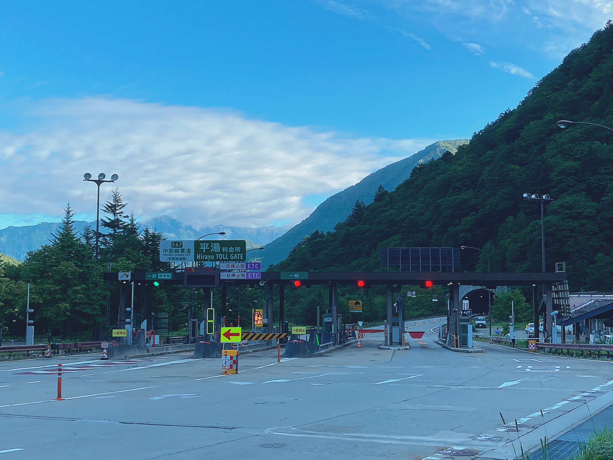 キキめざ 中部縦貫自動車道 安房峠道路 平湯料金所なーです ポスターや自販機を見ると Nexco中日本が管理していることを実感させてくれます 笑 なお 料金所の奥にあるトンネルは安房トンネルではなく 湯ノ平トンネルというトンネルのようで