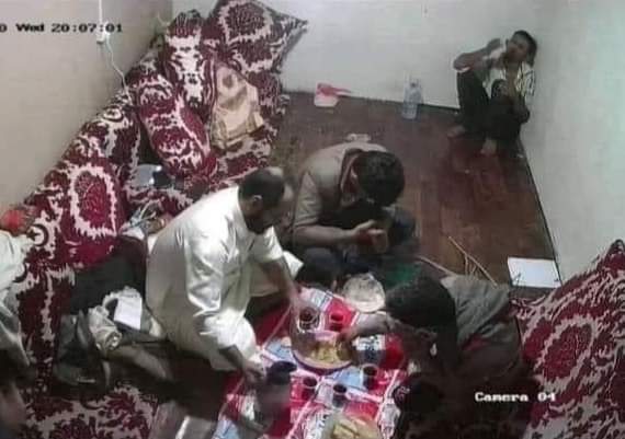 المجرمين يتعشوا والضحيه يتجرع اوجاعه اللي بالكأسات شاهي والا دم من حق الاغبري 😓هذه الصوره الوحشيه ليست ضد الانسانيه بل قتلت الانسانيه والضمير والرجوله والكرامه
لن تشاهد نذاله اكثر من هذه الصوره
#مطلبنا_القصاص_للمغدور_الاغبري
#القصاص_من_قتلة_الشاب_عبدالله_الاغبري_مطلب_كل_اليمنيين