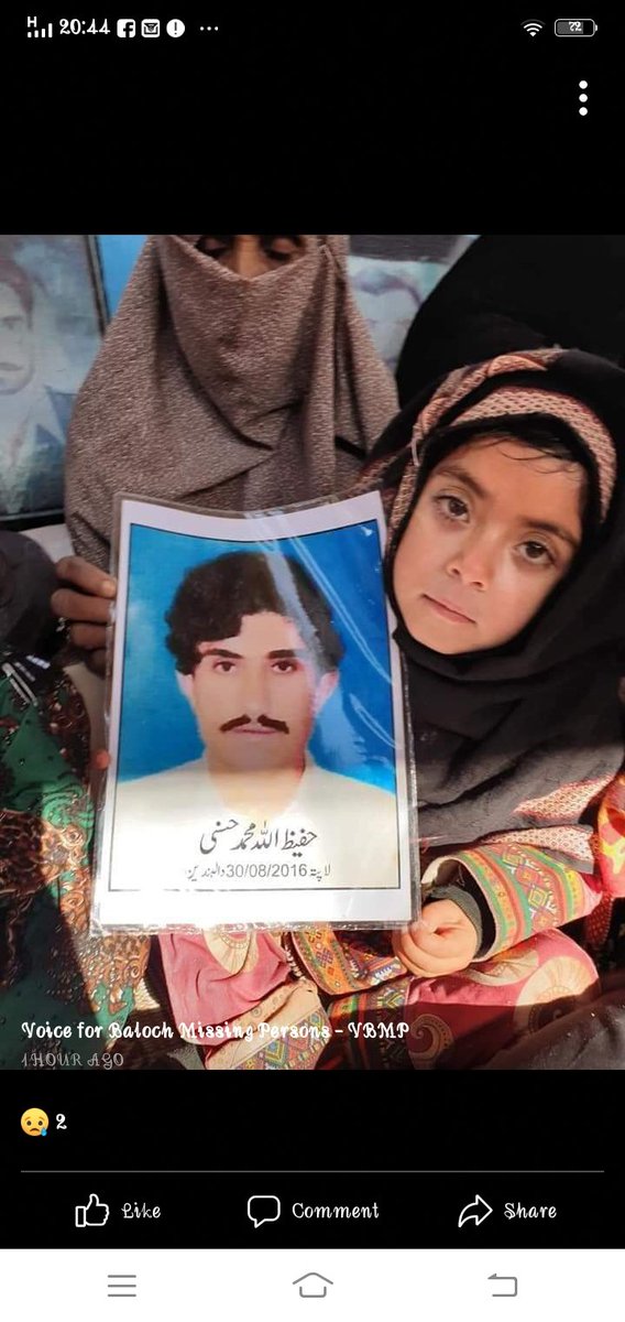 Balochshahdad_'s tweet photo. @SammiBaluch The pain the little girl is bearing today after recovery of his father #HafeezUllah Baloch mutilated body, is beyond imagination. she being a kid is deprived of toys by cruel Pakistani army, she will be a symbol of patience and revolt for Pakistan. No one can stop her! @amnesty https://t.co/vB7TCHZDE4