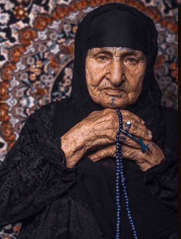 يا بعد العراق ومثقفينه 
يا بعد بلوكرات العراق والوطن العربي وخبيرات مراكز التجميل(الكَلَك) ، وجوههن العافية ووجودكن ملح الأرض ، وإلّي مو عاجبه خلّي يضرب رآسه بالحايط.