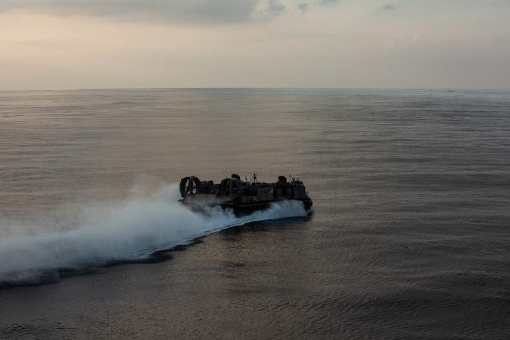 USPACOM's tweet photo. U.S. @PacificMarines with @31stMEU assigned to @USPacificFleet dock landing ship USS Germantown #LSD46 perform training operations on a landing craft, air cushion #LCAC hovercraft in the Philippine Sea. #ForgedByTheSea #SemperFi #Training #FreeandOpenIndoPacific. https://t.co/8GJYohGMOK