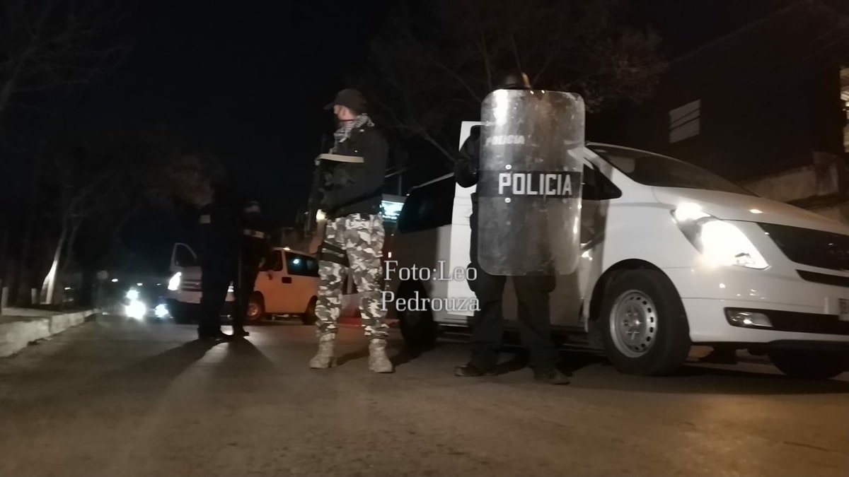 LeoPedrouza's tweet photo. Una mujer detenida tras Allanamiento de la Brigada Antinarcóticos en una casa del Cerro. Se incautó Pasta Base y elementos para el prensado y marca de los ladrillos. @TelenocheUy en vivo @Canal4_UY https://t.co/0JRjpNEcDK