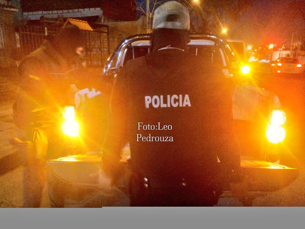 LeoPedrouza's tweet photo. Una mujer detenida tras Allanamiento de la Brigada Antinarcóticos en una casa del Cerro. Se incautó Pasta Base y elementos para el prensado y marca de los ladrillos. @TelenocheUy en vivo @Canal4_UY https://t.co/0JRjpNEcDK