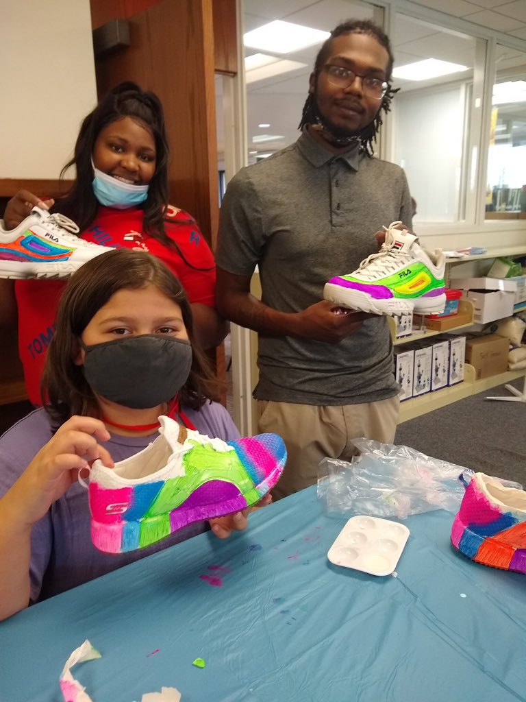RiverCityTV2's tweet photo. Chaquon Wilson who is taking part in the City’s Project Imagine program recently hosted a shoe painting class at the library. Project Imagine is a 9-week work readiness program for ages 15 to 21 that provides at-risk and gang affiliated individuals with employment. #changinglives https://t.co/K9PTkmD1KX
