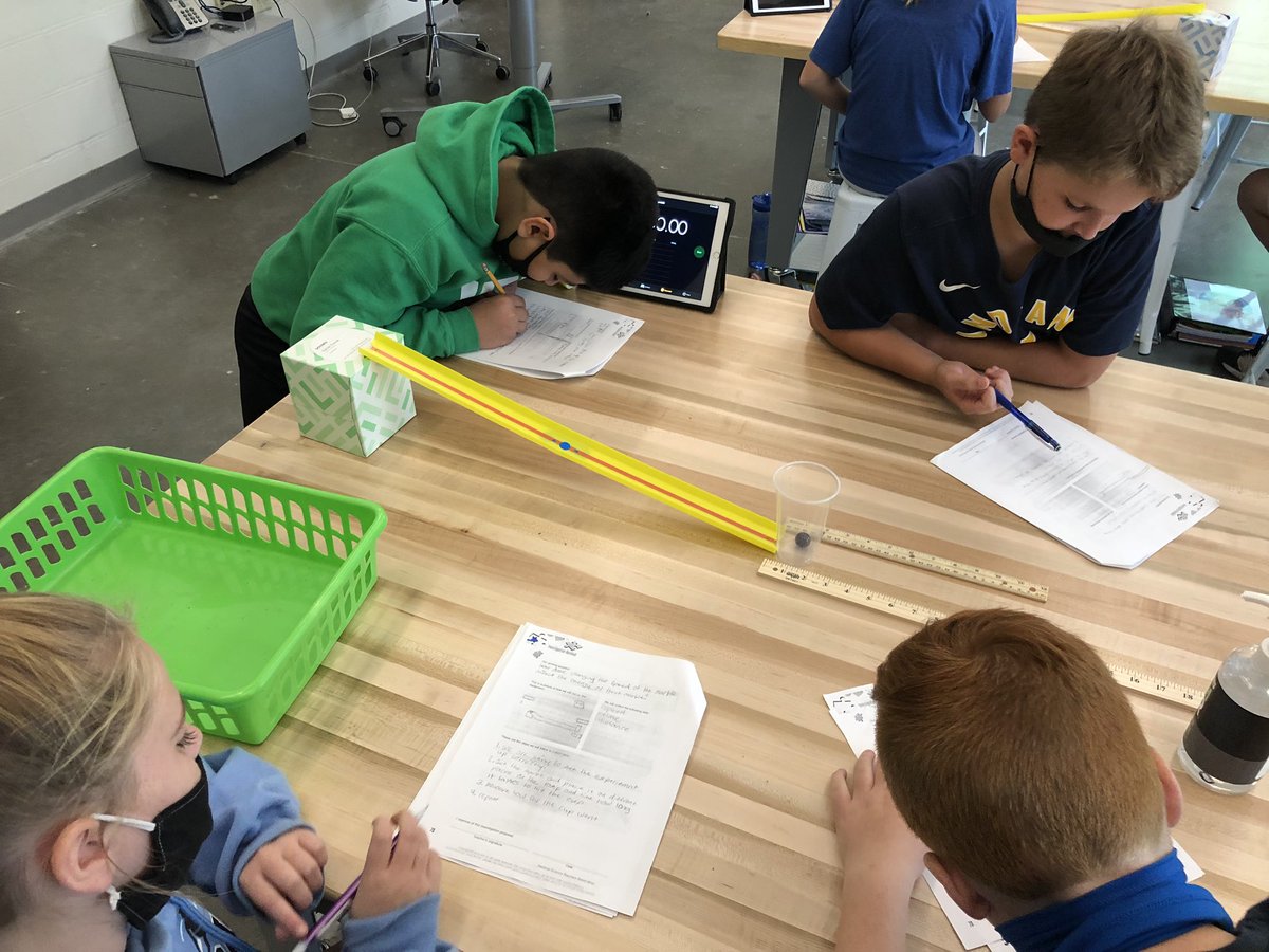 KaraDoenges's tweet photo. Day#22 - kids blew me away today with their thinking and designing today.  There was some great collaboration happening in all classes 😀.  #180daysofHAPPY #WeAreHuskies ##ADIscience https://t.co/irsNAKFqfd