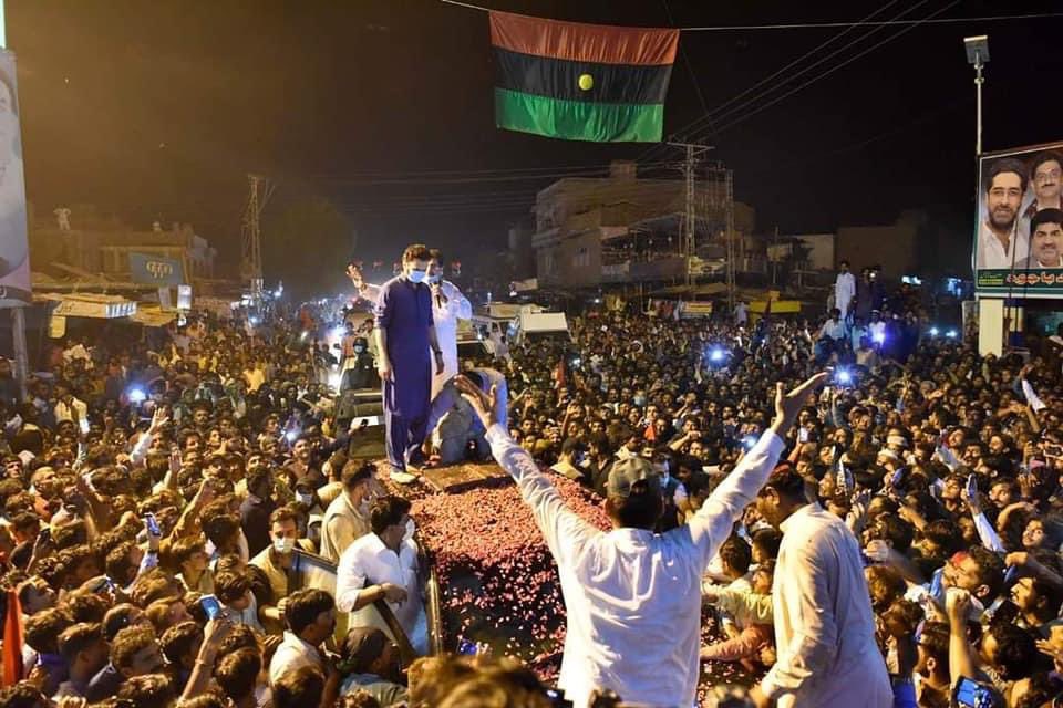 Liaquataskani1's tweet photo. چیئرمین پاکستان پیپلز پارٹی بلاول بھٹو زرداری کا ضلع عمر کوٹ کے علاقے کنری پہنچنے پر والہانہ استقبال، شہریوں کی جانب سے پھولوں کی پتیاں نچھاور، فلک شگاف استتقبال کیا گیاپورا علاقہ جۓبلاول بھٹوزرداری کے نعروں سے گونج اٹھا- شکریہ عمرکوٹ-
@BBhuttoZardari @MuradAliShahPPP https://t.co/Cm2v0QMuGf