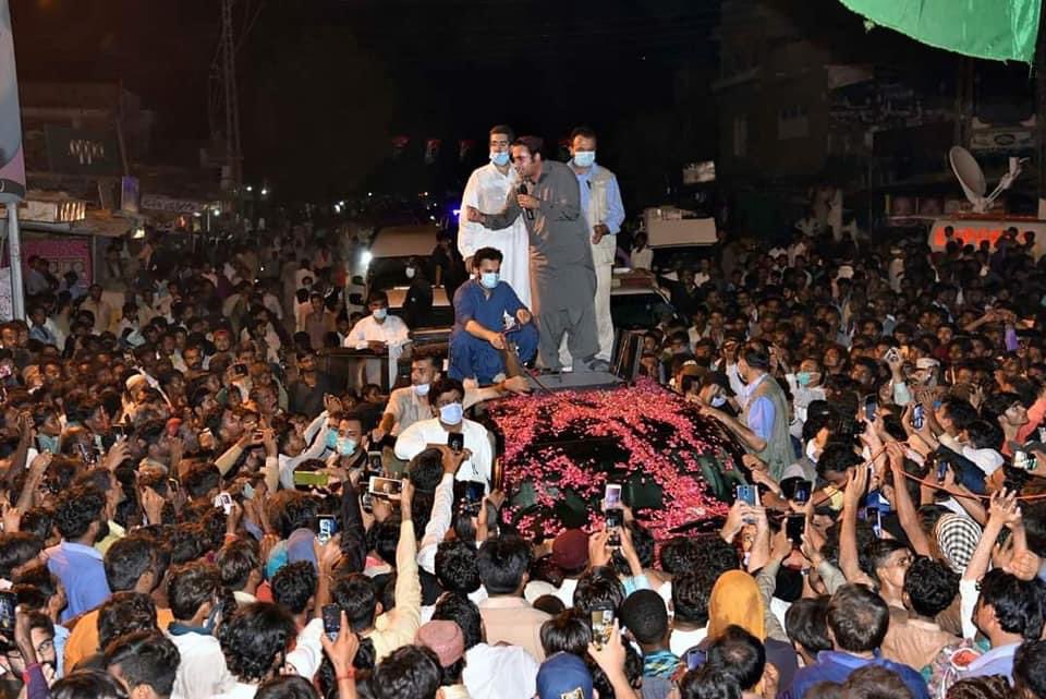 Liaquataskani1's tweet photo. چیئرمین پاکستان پیپلز پارٹی بلاول بھٹو زرداری کا ضلع عمر کوٹ کے علاقے کنری پہنچنے پر والہانہ استقبال، شہریوں کی جانب سے پھولوں کی پتیاں نچھاور، فلک شگاف استتقبال کیا گیاپورا علاقہ جۓبلاول بھٹوزرداری کے نعروں سے گونج اٹھا- شکریہ عمرکوٹ-
@BBhuttoZardari @MuradAliShahPPP https://t.co/Cm2v0QMuGf