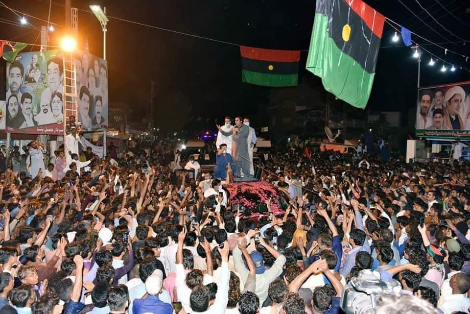 Liaquataskani1's tweet photo. چیئرمین پاکستان پیپلز پارٹی بلاول بھٹو زرداری کا ضلع عمر کوٹ کے علاقے کنری پہنچنے پر والہانہ استقبال، شہریوں کی جانب سے پھولوں کی پتیاں نچھاور، فلک شگاف استتقبال کیا گیاپورا علاقہ جۓبلاول بھٹوزرداری کے نعروں سے گونج اٹھا- شکریہ عمرکوٹ-
@BBhuttoZardari @MuradAliShahPPP https://t.co/Cm2v0QMuGf