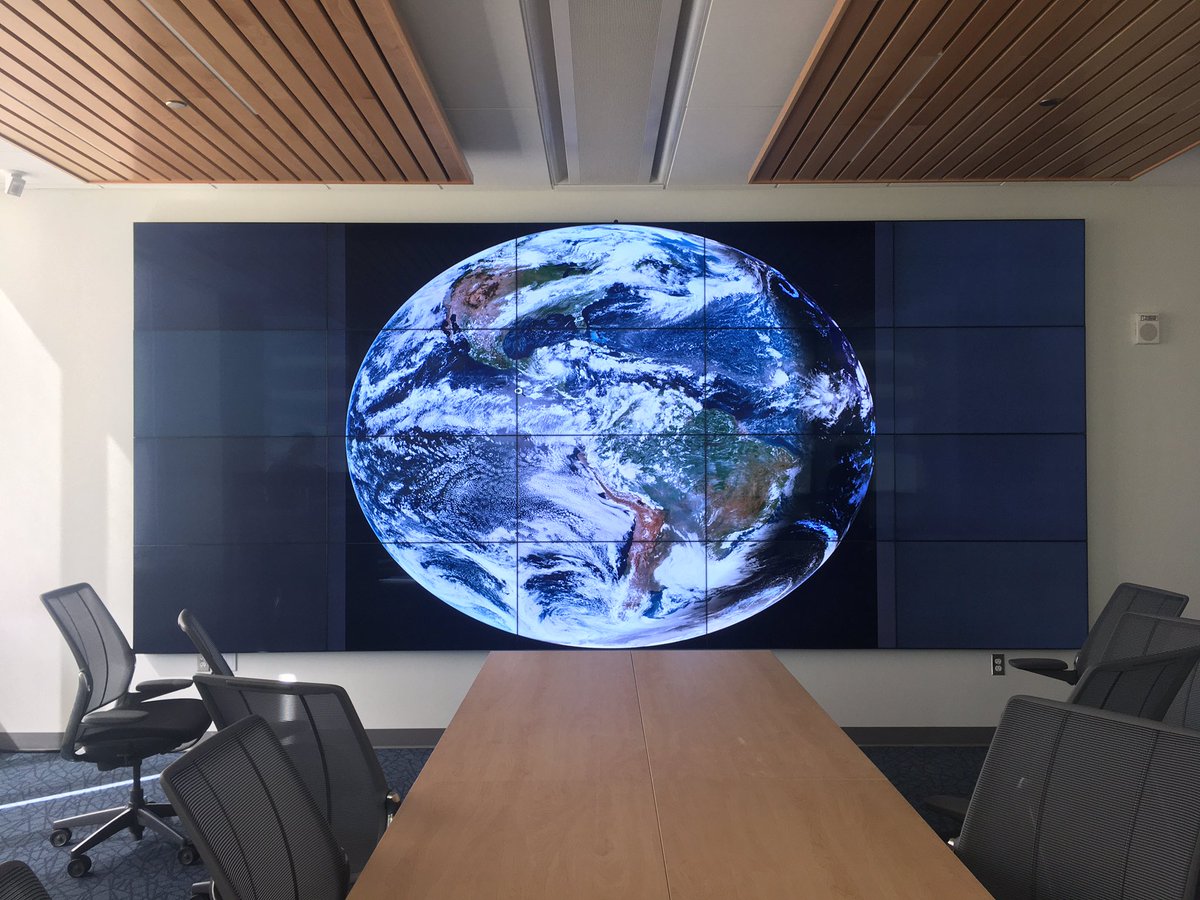 JakeCarstens's tweet photo. Exciting addition to the @FSU_EOAS building: the 20-monitor Map Wall!
It'll obviously be a while before we really get to play around with this and Science On A Sphere, but I see quite a few weather briefings in my future. 😎 https://t.co/8ufxCamOgp