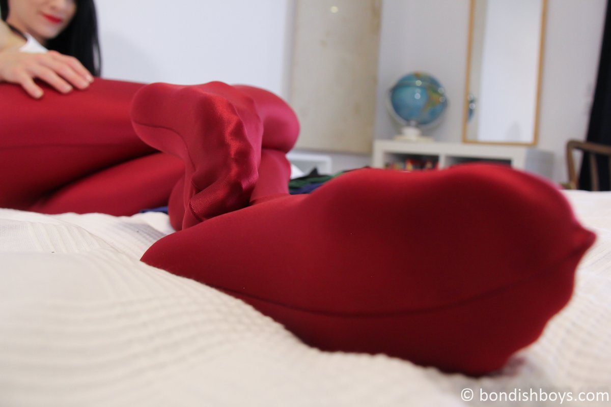 bondish_com's tweet photo. Pretty feet in tights...Imagine what you could do with them

#nylon #pantyhose #tights #legs #stockings #feet #nylons #collant #nylonfeet #highheels #strickstrumpfhose #wooltights  #strumpfhose #ribbedtights #platino #lycra #pantyhosefetish #bondish #paula https://t.co/SEMG38Ma0c