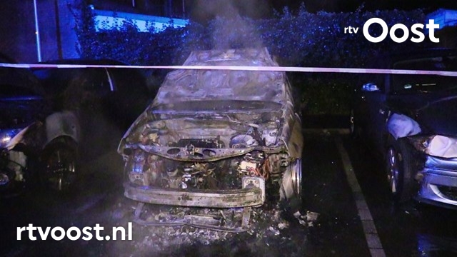 Drie auto's branden uit in Enschede, politie vermoedt brandstichting. #rtvoost.