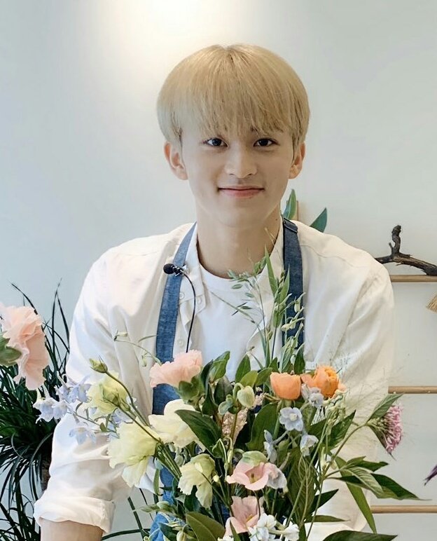 so pretty. like what i've said before, you're like summer but also like autumn. or maybe even spring (with those flowers)? whatever it is, you're always the prettiest.