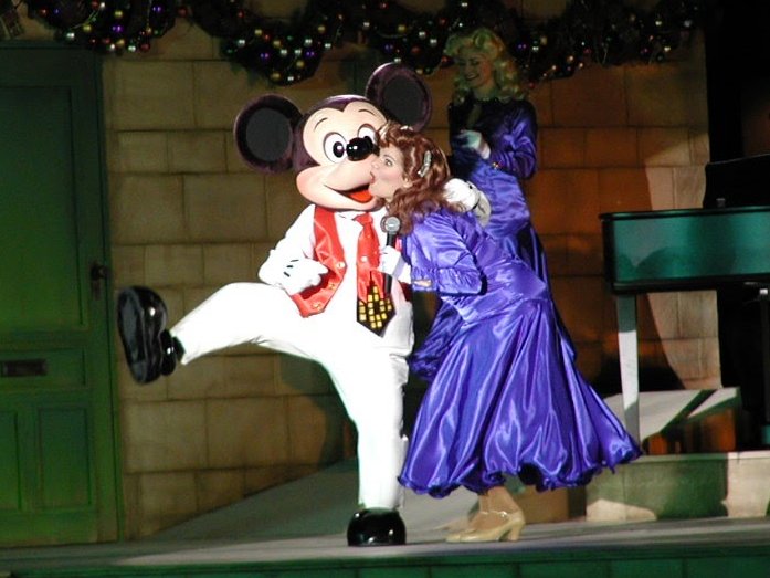 Deco ディズニーの音が好き 02年のクリスマス イン ニューヨーク 歌ありダンスあり生バンドありミッキーありで まさにbbbのような盛大で素敵なショーでした ディズニーシーって 元々こういう所でしたよね 何度も通いました 覚えてますかね