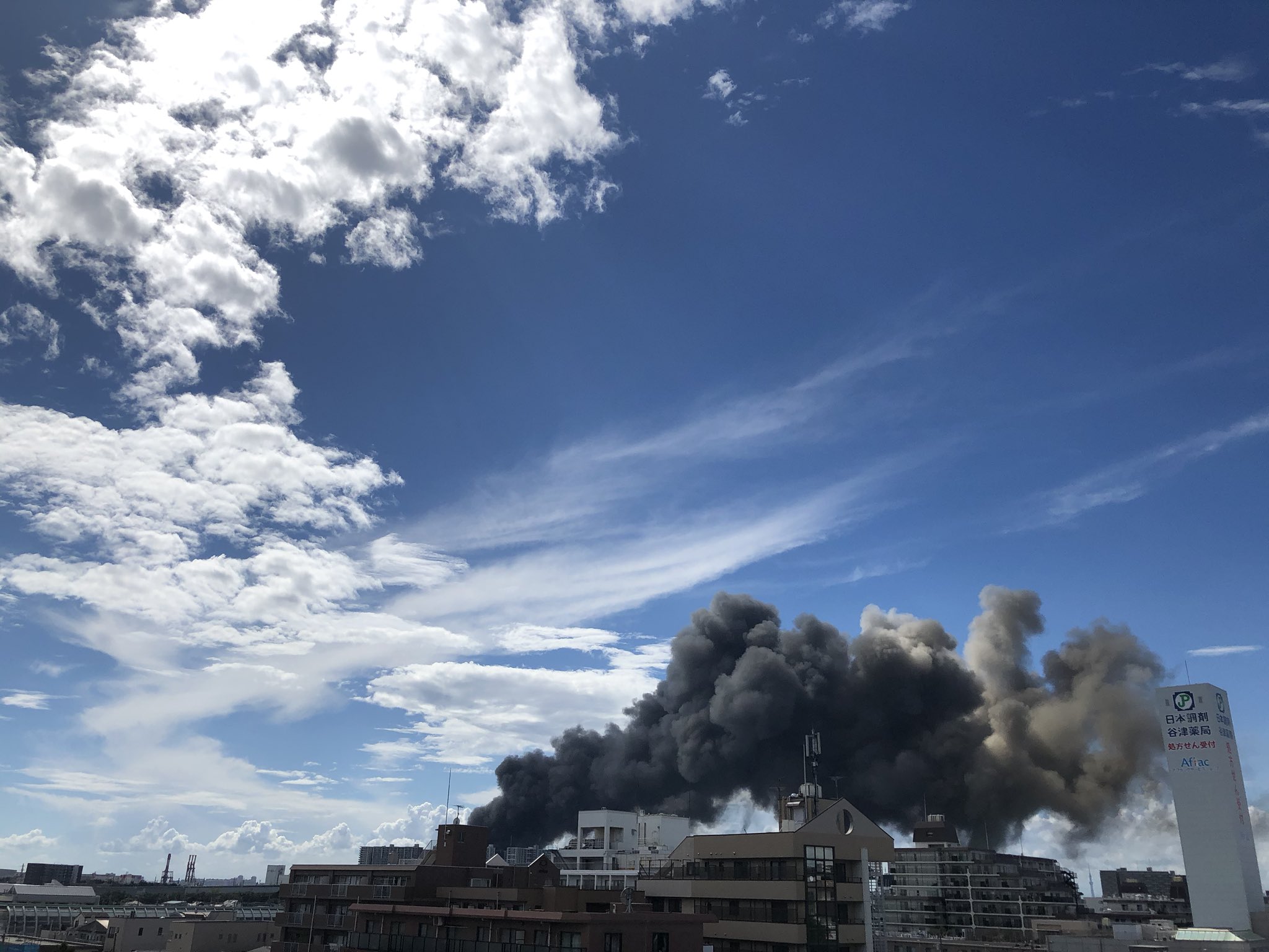 南船橋駅付近の火事で黒煙が立ち上っている画像