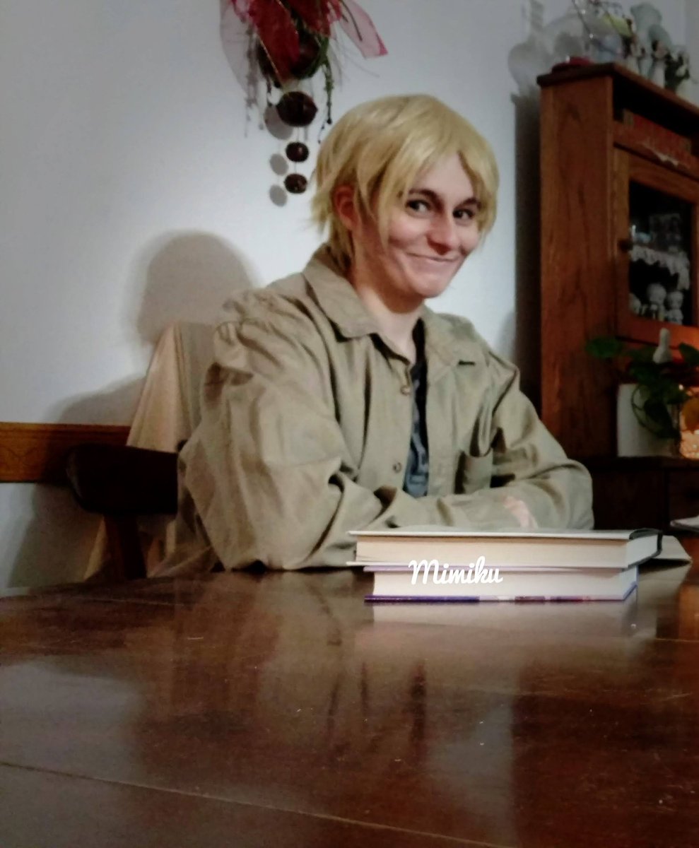 mimiku_artistry's tweet photo. #throwback to that time I used a lot of brown eye shadow and cosplayed as one of the Hardy Boys because I was huge Nancy Drew nut. ππ
#whydididothis #regret #nancydrew #mysteries #cosplay #eyebrowsfordays https://t.co/hKeBttvhL2