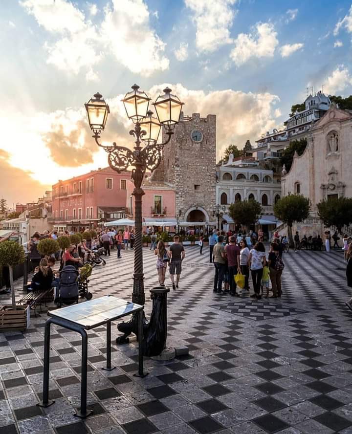 jetdom's tweet image. Buongiorno ☕️🤩☀️😎☕️ Felice Venerdi a tutti @alycecappellaio @marMary22609211 @dodena66 @VickyVi68547421 @89charl9 @LoveangelAnna @solo_Vale_ @NemicaUna @ErolaLady @ReplayDream @lun81 @brokenflower80 @ziaiaia3