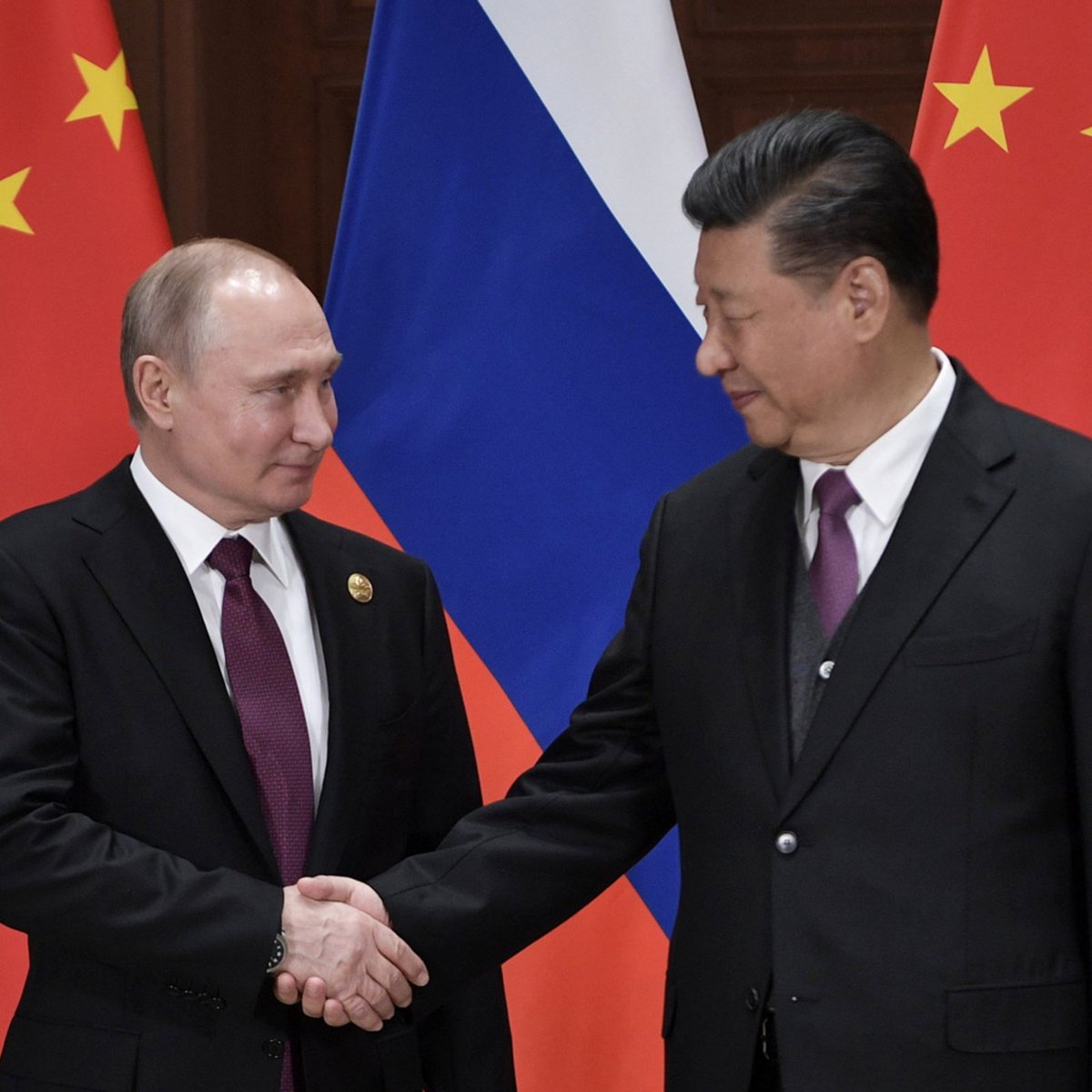 –Comprende que para Liberar a Venezuela del Chavismo, debe hacer frente a Rusia, Irán, Turquía, Cuba y China **Simultaneamente** para que puedan bajar su nivel de influencia con el Régimen de Maduro, mientras les sube los costos a éstos en caso de que Cooperen con la Tiranía.