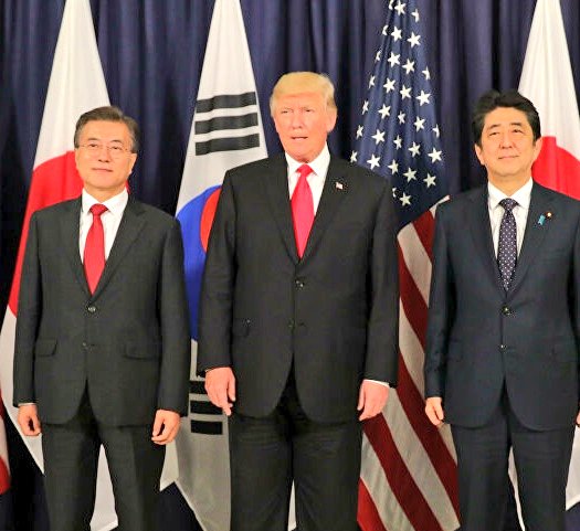 –Trump entiende que ahora más que nunca debe apoyar a Corea del Sur y Japón para hacer frente al expansionismo de China y sus ambiciones de control del Mar Meridional y contra los planes Balísticos Regionales de NorCorea.