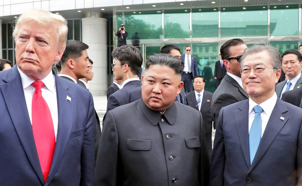 –Ha buscado infructuosamente acuerdo de Desnuclearización de la Península Coreana con Kim Jong Un y facilitó Acercamiento entre las 2 Coreas.–Incrementó presencia de disuación contra China para respaldar a aliados en el Pacífico en el Mar Meridional ante expansionismo de Beijing
