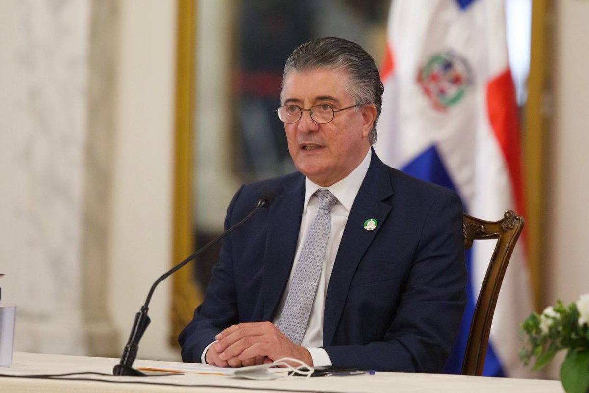 luisabinader's tweet photo. He encomendado a Don Roberto José Santana, la tarea de impulsar una reforma penitenciaria integral que dé paso a un nuevo modelo de seguridad nacional. Por eso lo designamos asesor honorífico del Poder Ejecutivo en políticas de seguridad y sistema penitenciario. https://t.co/ZqbDlJvsgz