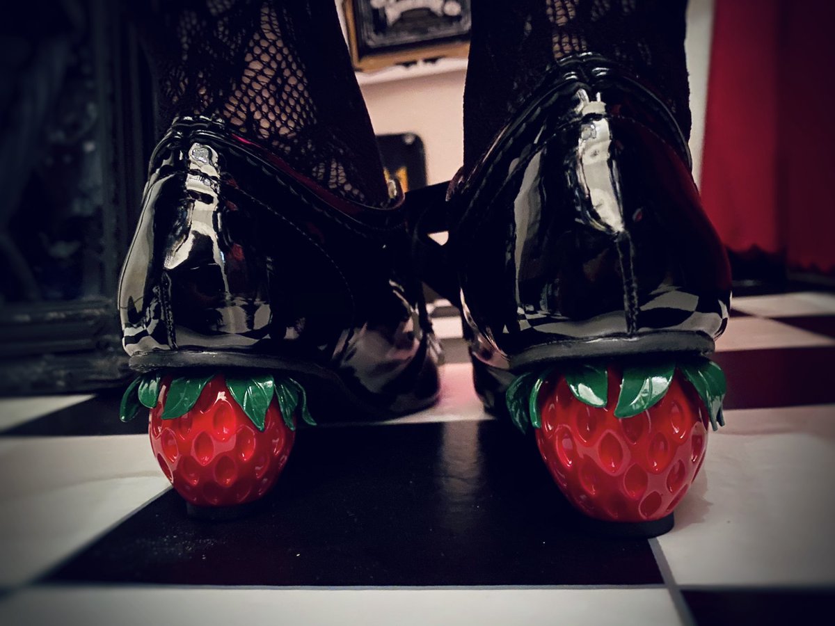 今更ですが夢展望の🍓靴可愛いから見てちょうだい♥