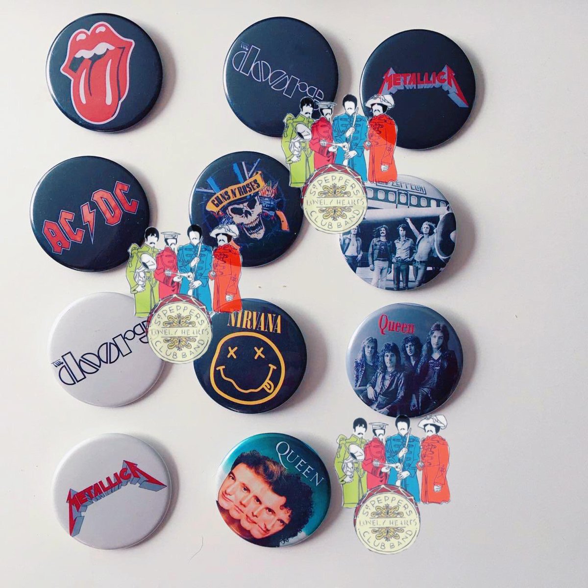 JohnnyMclenn's tweet photo. $20.00 MXN c/u
Botones o pins redondos, con un ganchillo atrás.
#SargentoPimientaStore
#CDMX
#Novedad #beatlesshopmx #beatlesshop #beatleshop #beatlesshopping #thebeatles #beatles #thedoors #acdc #TheRollingStones #gunsnroses #Nirvana #Queen #LedZepellin #metallica #johnlennon https://t.co/hqD5vk44gH