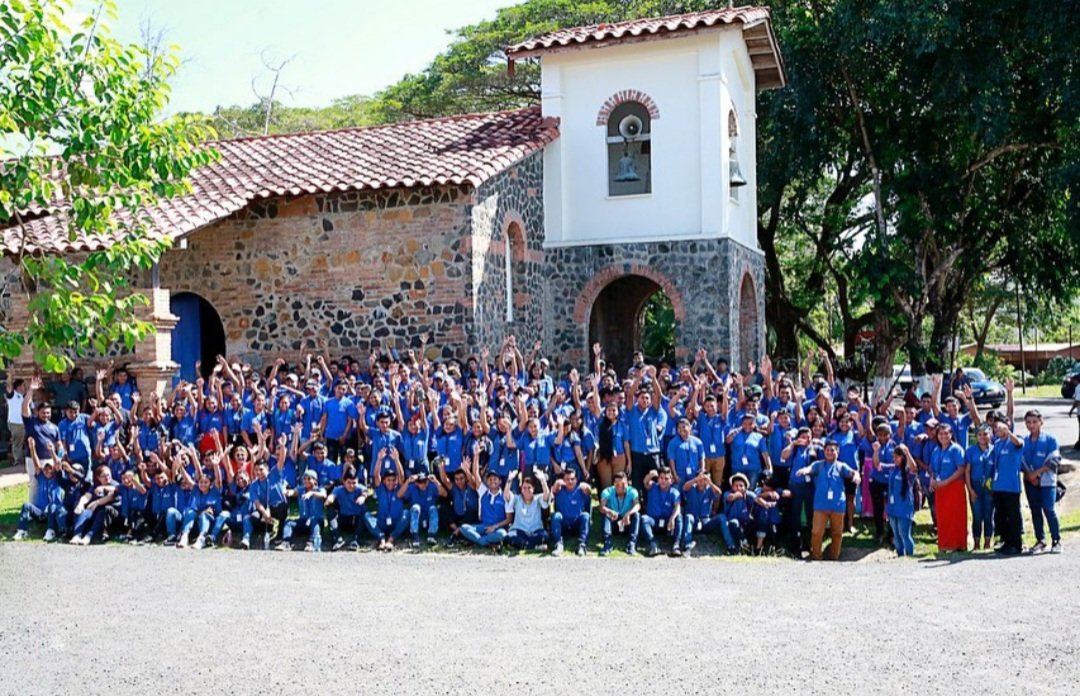 nandomeneses_'s tweet photo. En el mes de Enero en convenio con el @MeducaPma y la @UNACHIpanama por 2 semanas vivieron en el @IFARHU de Veraguas 300 jóvenes De la Comarca Gnabe, 30 de ellos fueron seleccionados por examen académico para estudiar Medicina y carreras de c.Salud. primera vez en la historia. https://t.co/0oiQ0cJjin