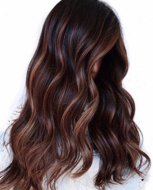 VenusBeautyS's tweet photo. Who else is excited for all the new Fall hair looks? This beautiful balayage was painted using @SchwarzkopfCAN and @framar tools and styled with @Moroccanoil. https://t.co/IEOiBTZgK4